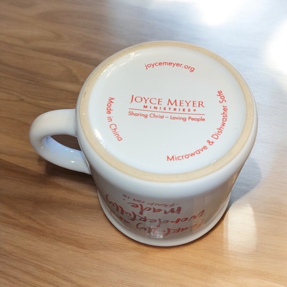 Elegant White and Red Dining Mug with Inspirational Text - Picture 4 of 6